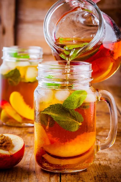 Peach ice tea in mason jar with mint — Stock Photo, Image