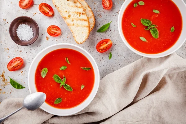 Гаспачо из холодного томатного супа — стоковое фото