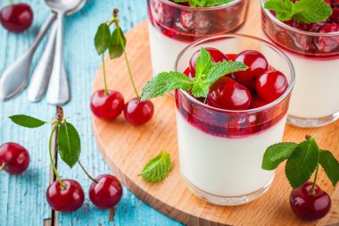 ev yapımı tatlı panna cotta kiraz ve nane ile
