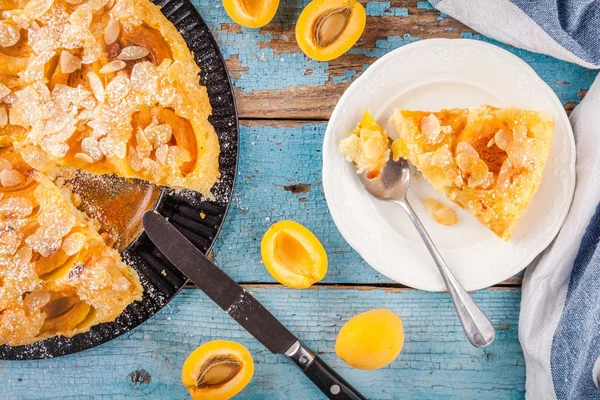 Домашний пирог с абрикосами и миндалем — стоковое фото