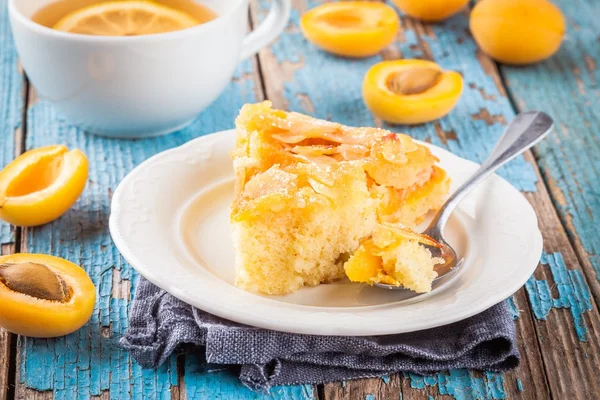 Домашний пирог с абрикосами и миндалем — стоковое фото