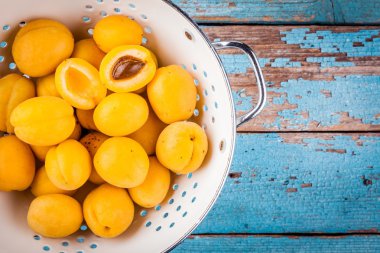 Taze olgun organik kayısı görünümünün üst kevgir içinde