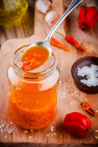 Domowe hot chili i ostry sos habanero — Zdjęcie stockowe