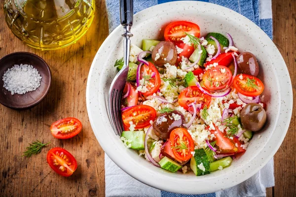 Domates, salatalık, zeytin, soğan, beyaz peynir ve kuskus salatası — Stok fotoğraf