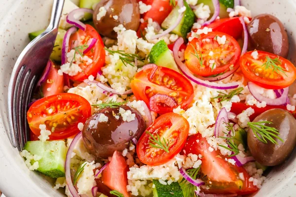 Domates, salatalık, zeytin, soğan, beyaz peynir ve kuskus salatası — Stok fotoğraf