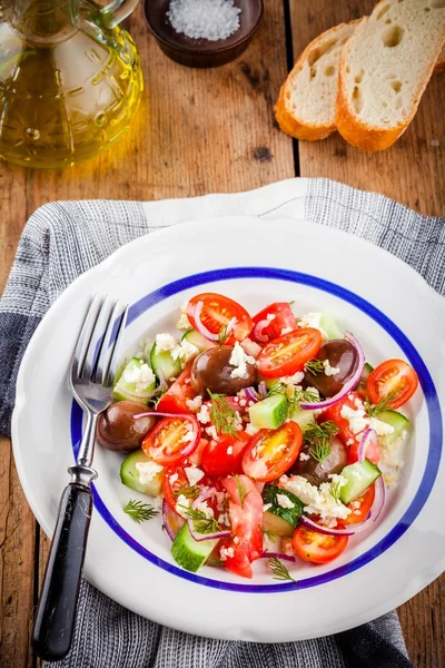 Domates, salatalık, zeytin, soğan, beyaz peynir ve kuskus salatası — Stok fotoğraf