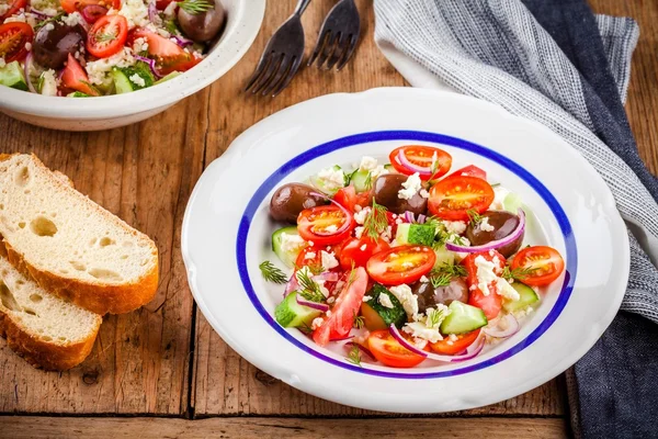 Salat mit Tomaten, Gurken, Oliven, Zwiebeln, Feta und Couscous — Stockfoto