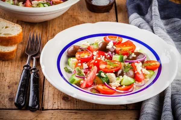 Salat mit Tomaten, Gurken, Oliven, Zwiebeln, Feta und Couscous — Stockfoto