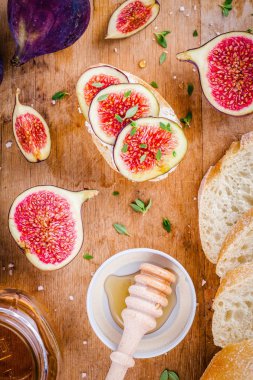 Bruschetta keçi peyniri, taze incir, bal ve kekik ile