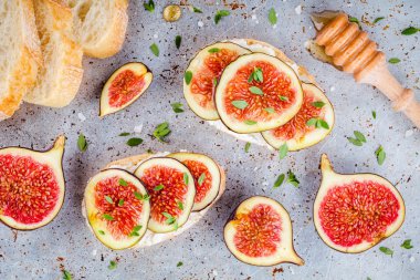 Bruschetta ricotta, taze incir, bal ve kekik ile