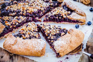 yaban mersini ve ceviz ile ev yapımı Galette'ye