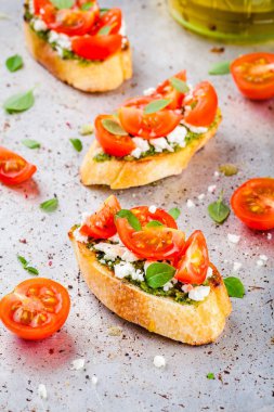 Bruschetta pesto sosu, beyaz peynir, domates ve fesleğen ile