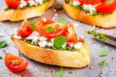 Bruschetta pesto sosu, beyaz peynir, domates ve fesleğen ile