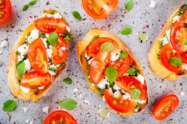 Bruschetta pesto sosu, beyaz peynir, domates ve fesleğen ile