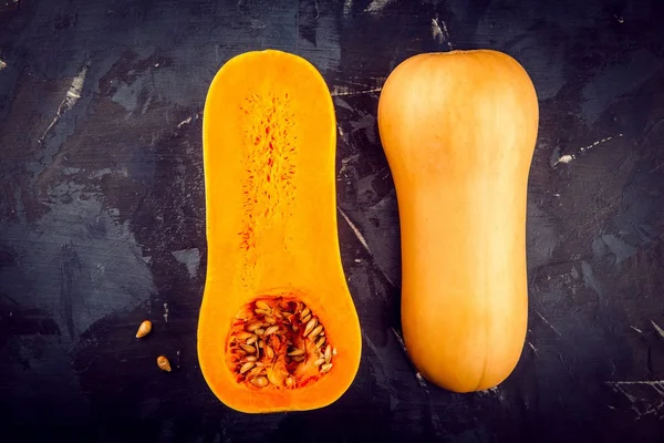 Butternut-Kürbis mit Samen — Stockfoto