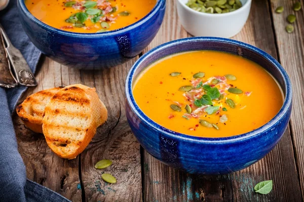 Sopa casera de calabaza de mantequilla de otoño con semillas de calabaza, tocino y albahaca — Foto de Stock