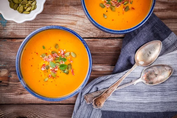 Domácí podzimní polévka ořešák squash s dýňovými semínky, slaninou a bazalkou — Stock fotografie