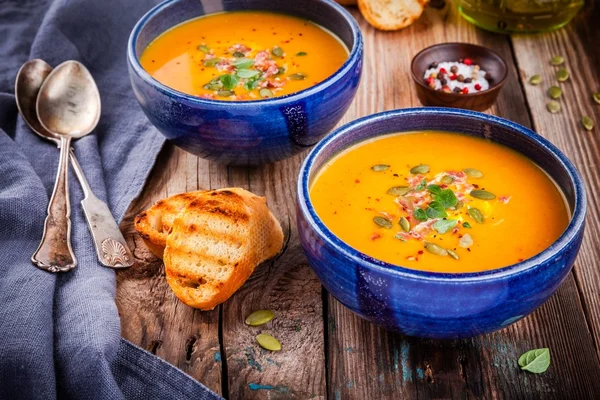 Domácí podzimní polévka ořešák squash s dýňovými semínky, slaninou a bazalkou — Stock fotografie