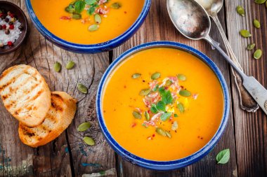 kabak çekirdeği, pastırma ve fesleğen ile ev yapımı sonbahar Balkabagi çorbası