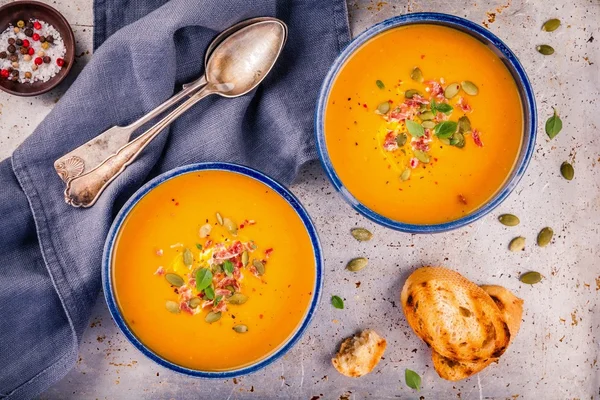 Házi ősz butternut squash leves, tökmag, szalonnával és basil — Stock Fotó