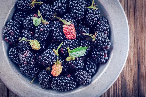 Juicy fresh organic blackberries in old bowl — Stock Photo, Image