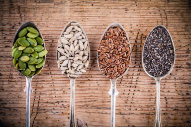 Sağlıklı superfood: kabak çekirdeği, Ayçekirdeği, keten tohumu ve chia