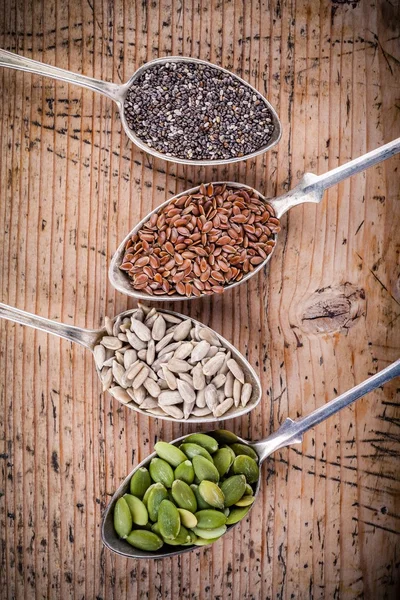 건강 한 superfood: chia, 아마 씨, 해바라기 씨앗, 호박 씨앗 — 스톡 사진