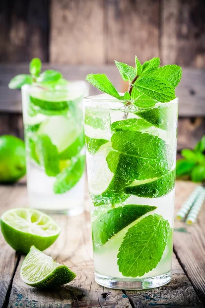 Fresh mojito cocktails with lime, mint and ice in glass — Stock Photo, Image