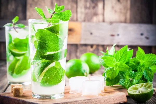 Fresh mojito cocktails with lime, mint and ice in glass — Stock Photo, Image