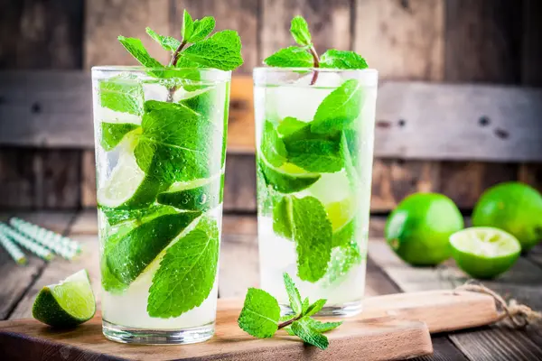 Frische Mojito-Cocktails mit Limette, Minze und Eis im Glas — Stockfoto