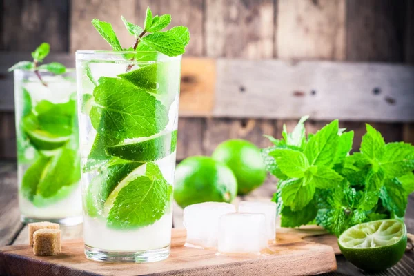 Frische Mojito-Cocktails mit Limette, Minze und Eis im Glas — Stockfoto