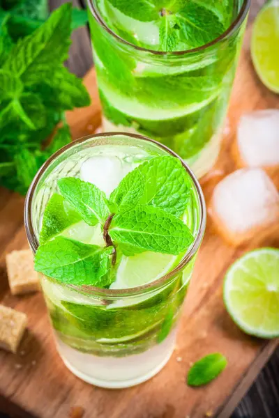 Frische Cocktails mit Limette, Minze und Eis im Glas — Stockfoto