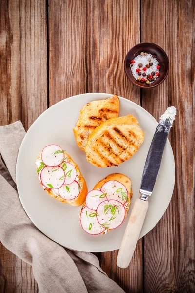 Torradas com creme de queijo, rabanete orgânico, cebola e endro — Fotografia de Stock