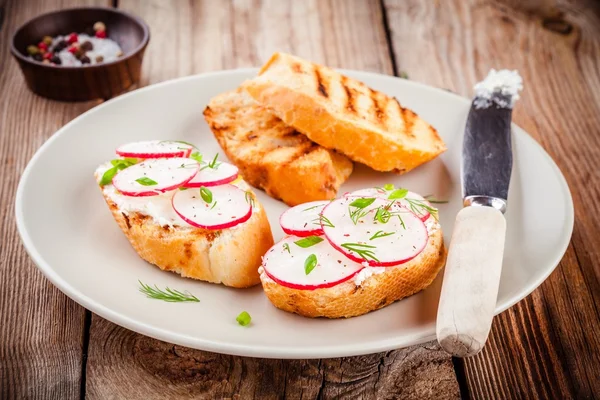 Pain grillé au fromage à la crème, radis bio, oignon et aneth — Photo