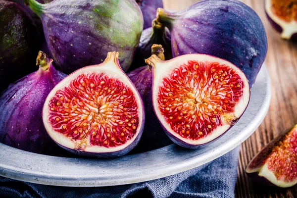 Frische reife Feigen in einer Schüssel Nahaufnahme — Stockfoto