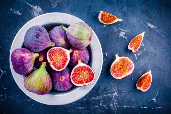Fresh ripe figs in a bowl — Stock Photo, Image