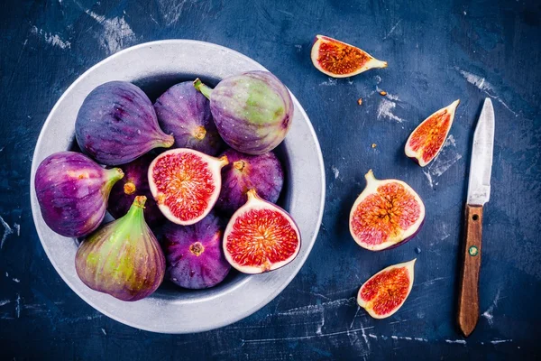Fresh ripe figs in a bowl — Stock Photo, Image