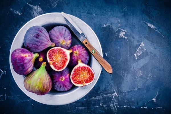 Fresh ripe figs in a bowl — Stock Photo, Image