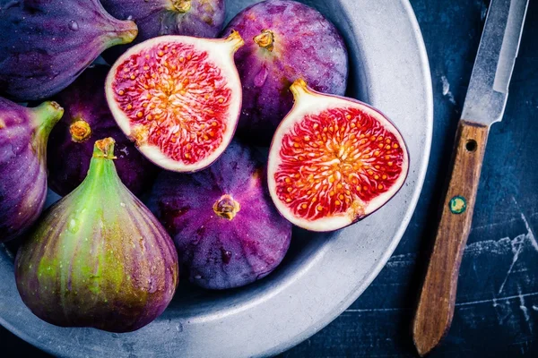 Fresh ripe figs in a bowl closeup — Stock Photo, Image