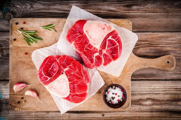 Két nyers friss borjúhús szár hús ossobuco — Stock Fotó