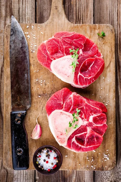 Két nyers friss borjúhús szár hús ossobuco — Stock Fotó