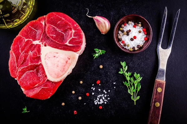 Carne de vitela fresca crua para ossobuco — Fotografia de Stock