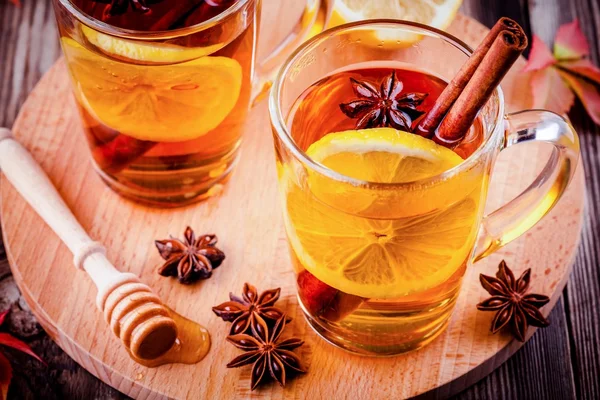 Hot tea with lemon, anise and cinnamon in glass mugs — Stock Photo, Image