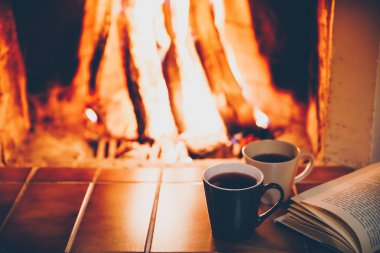 İki fincan ve Noel Şöminesi 'nin Açık Kitabı