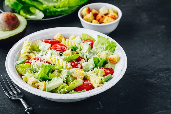 Caesar Insalata Pasta Con Avocado Crostini Pomodori Sfondo Pietra Scura — Foto Stock