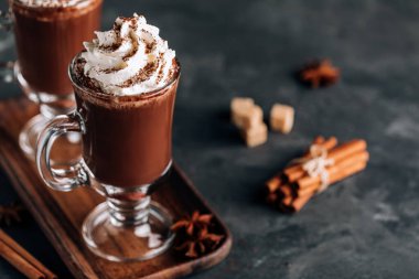 Koyu arka planda krem şantili sıcak çikolata, kopyalama alanı. Geleneksel Noel içkisi.