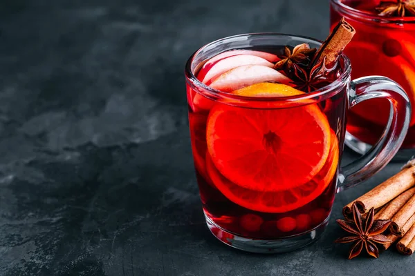 Weihnachtsglühwein Mit Gewürzen Und Früchten Auf Dunklem Hintergrund Kopierraum Traditionelles — Stockfoto