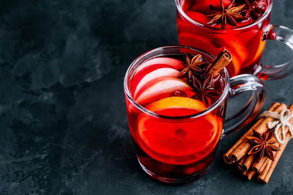 Vino Caliente Navidad Con Especias Frutas Sobre Fondo Oscuro Espacio — Foto de Stock