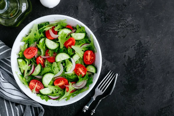 Salade Verte Saine Avec Tomate Fraîche Concombre Oignon Rouge Laitue — Photo