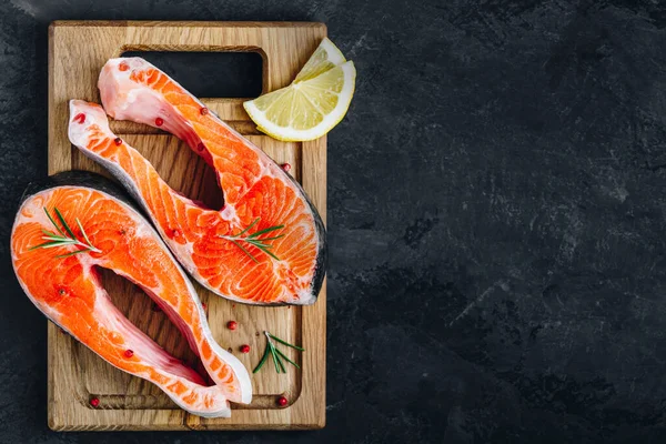 Filetes Frescos Salmón Crudo Sobre Tabla Madera Preparada Para Cocinar — Foto de Stock